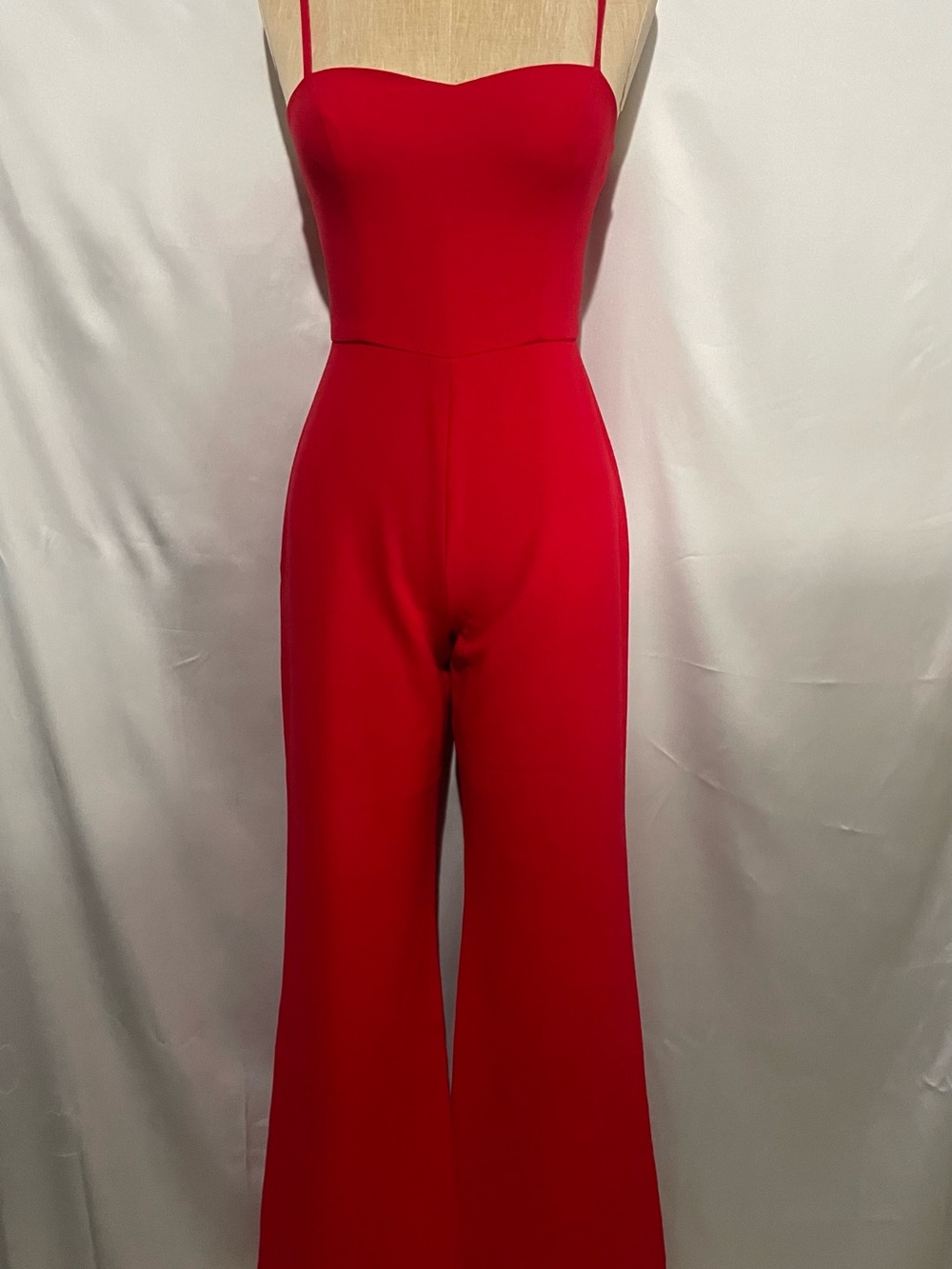 Elegant red wide-leg jumpsuit with sweatheart neckline